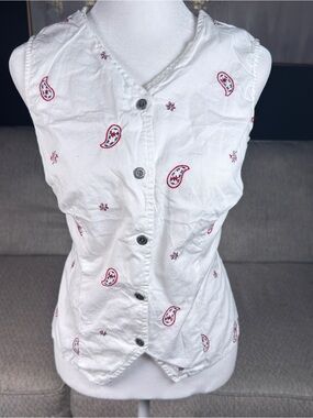 Bobbie Brooks White Sleeveless Button-Front Top with Red Paisley Motifs